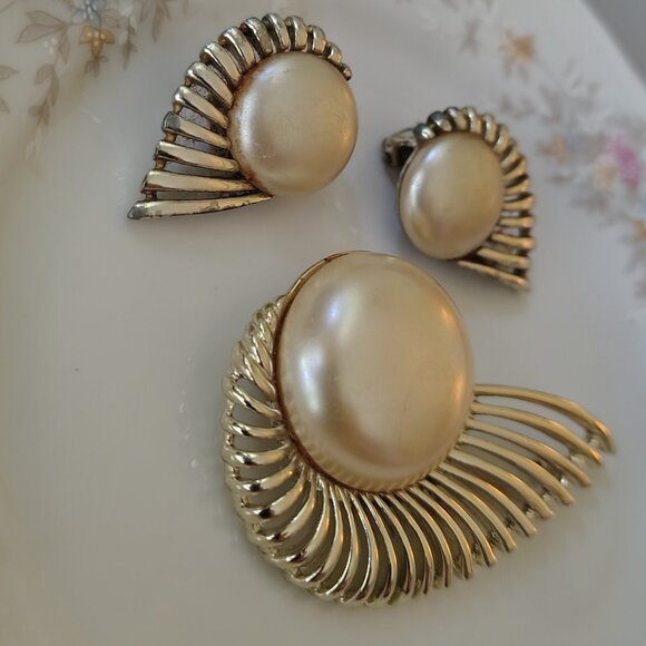 Vtg Pearl Art Deco Style Brooch & Clip Earrings Jewelry Set Signed Sarah Cov. - Picture 5 of 6